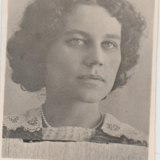 Фотокопия. Булгакова (Лаппа) Татьяна Николаевна. С фотографии начала 1920-х гг. С дарственной надписью Молодцову Валентину Александровичу [1970-е гг.]