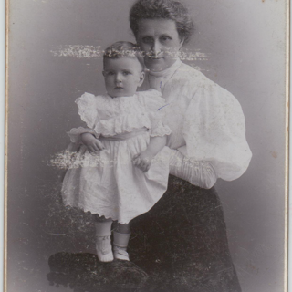 Фотография. Чимишкиан Марика Артемьевна, с бабушкой (по матери). Конец 1900-х годов