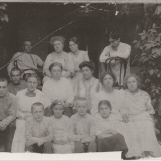 Фотокопия. Булгаков Михаил Афанасьевич, Булгакова Варвара Михайловна, Лаппа Татьяна Николаевна, Богданов Борис, Булгаков Константин Петрович, Булгаков Николай Петрович, Булгакова Надежда Афанасьевна, [Лаппа Евгения Викторовна], Булгакова Ирина Лукинична, Лисянская Мария, Булгакова Варвара Афанасьевна, Булгаков Николай Афанасьевич, Булгакова Евгения Петровна, Булгаков Иван Афанасьевич, Булгакова Елена Афанасьевна. Пересъемка с фотографии 1913 г. [1980-1990-е гг.]