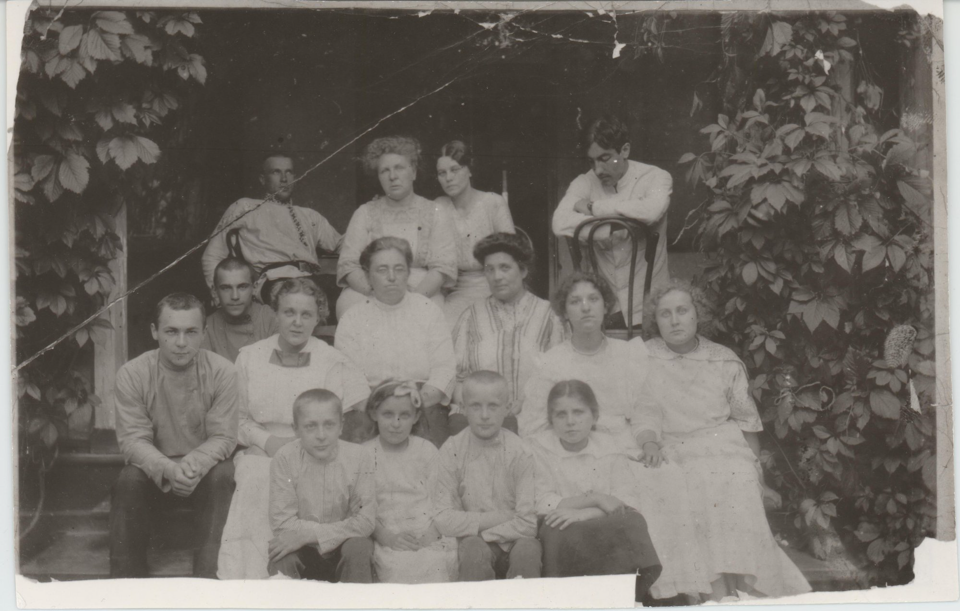 Фотокопия. Булгаков Михаил Афанасьевич, Булгакова Варвара Михайловна, Лаппа Татьяна Николаевна, Богданов Борис, Булгаков Константин Петрович, Булгаков Николай Петрович, Булгакова Надежда Афанасьевна, [Лаппа Евгения Викторовна], Булгакова Ирина Лукинична, Лисянская Мария, Булгакова Варвара Афанасьевна, Булгаков Николай Афанасьевич, Булгакова Евгения Петровна, Булгаков Иван Афанасьевич, Булгакова Елена Афанасьевна. Пересъемка с фотографии 1913 г. [1980-1990-е гг.]