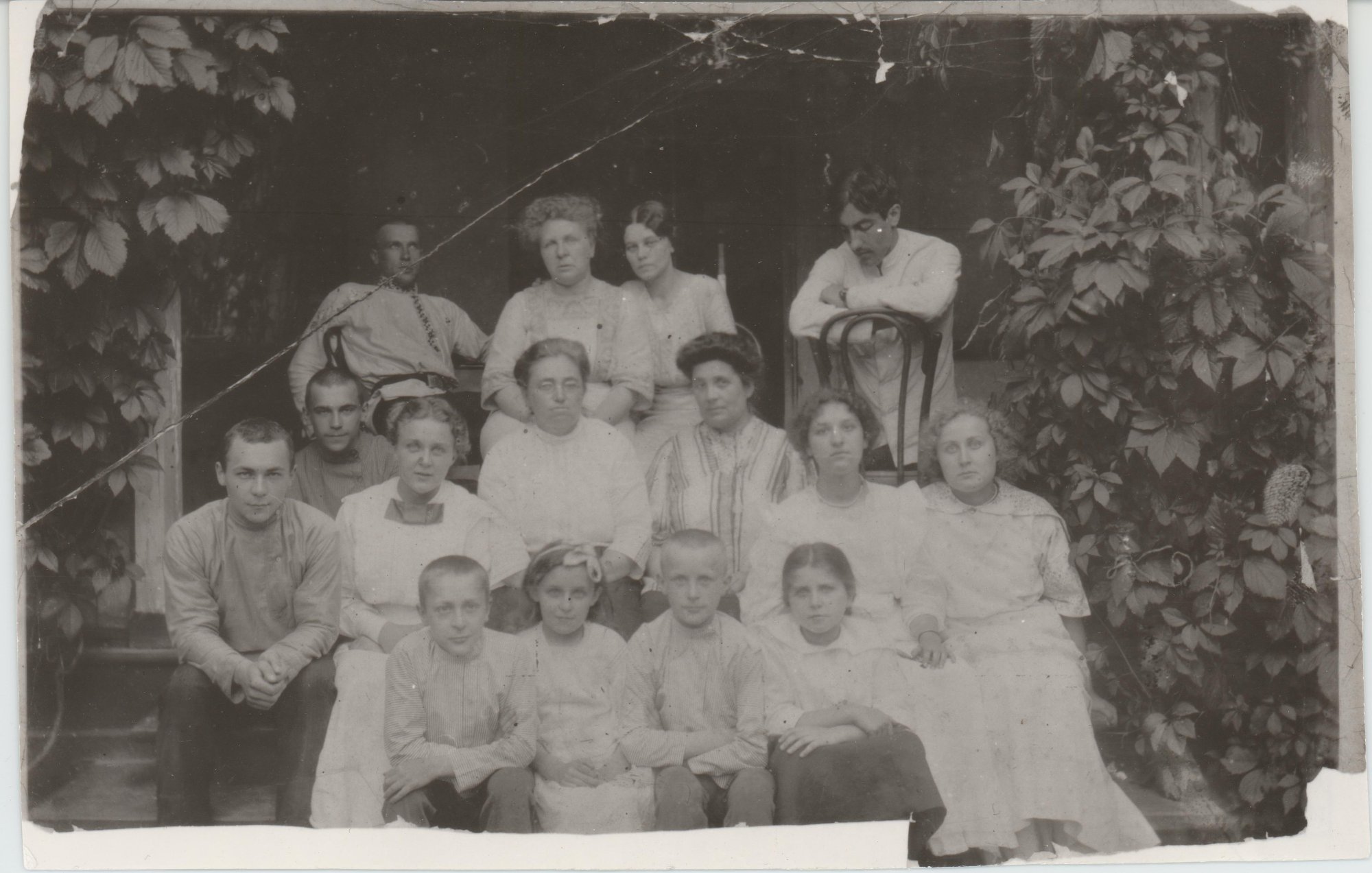 Фотокопия. Булгаков Михаил Афанасьевич, Булгакова Варвара Михайловна, Лаппа Татьяна Николаевна, Богданов Борис, Булгаков Константин Петрович, Булгаков Николай Петрович, Булгакова Надежда Афанасьевна, [Лаппа Евгения Викторовна], Булгакова Ирина Лукинична, Лисянская Мария, Булгакова Варвара Афанасьевна, Булгаков Николай Афанасьевич, Булгакова Евгения Петровна, Булгаков Иван Афанасьевич, Булгакова Елена Афанасьевна. Пересъемка с фотографии 1913 г. [1980-1990-е гг.]
