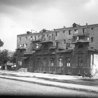 Фотопластинка. Вид на дом № 3 в Нащокинском переулке (многоэтажный дом на втором плане) c Большого Афанасьевского переулка. [1930-е гг.]