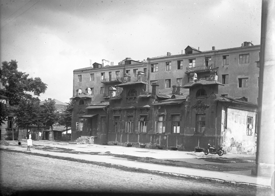 Фотопластинка. Вид на дом № 3 в Нащокинском переулке (многоэтажный дом на втором плане) c Большого Афанасьевского переулка. [1930-е гг.]