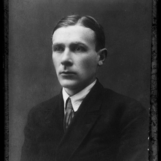 Фотопластинка. Булгаков Михаил Афанасьевич. Пересъемка с фотографии [1916 г.], перед завершением учебы в университете. Принадлежала Белозерской Любови Евгеньевне [1930–1970 гг.]