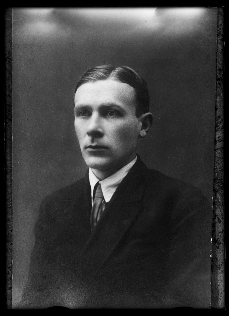 Фотопластинка. Булгаков Михаил Афанасьевич. Пересъемка с фотографии [1916 г.], перед завершением учебы в университете. Принадлежала Белозерской Любови Евгеньевне [1930–1970 гг.]