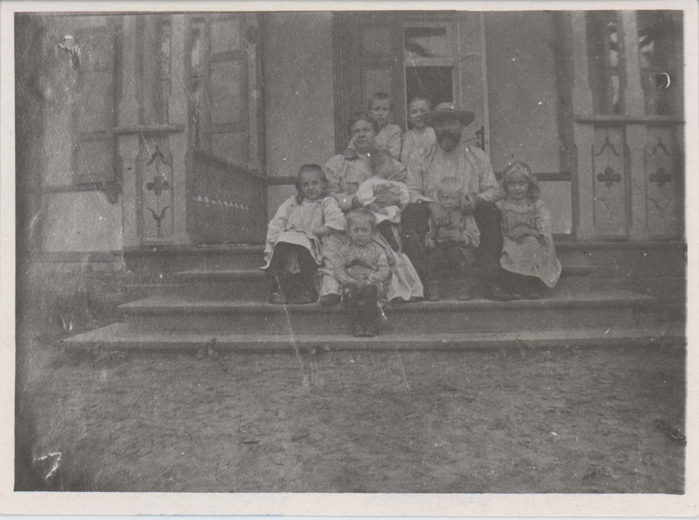 Фотокопия. Булгаковы Афанасий Иванович и Варвара Михайловна с детьми Михаилом, Верой, Надеждой, Варварой, Николаем, Иваном, Еленой на ступеньках террасы дачи. Буча, Киевская губ. Пересъемка с фотографии 1903 г. Середина XX века
