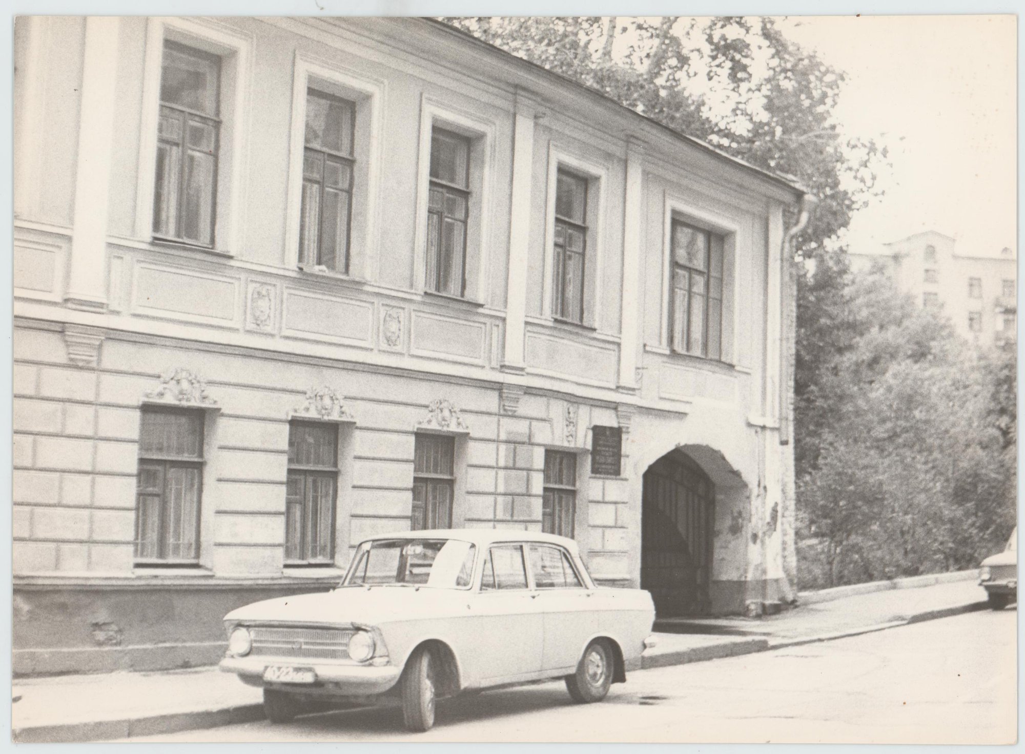 Фотография. Дом № 9 в Чистом переулке [1980-1991 гг.]
