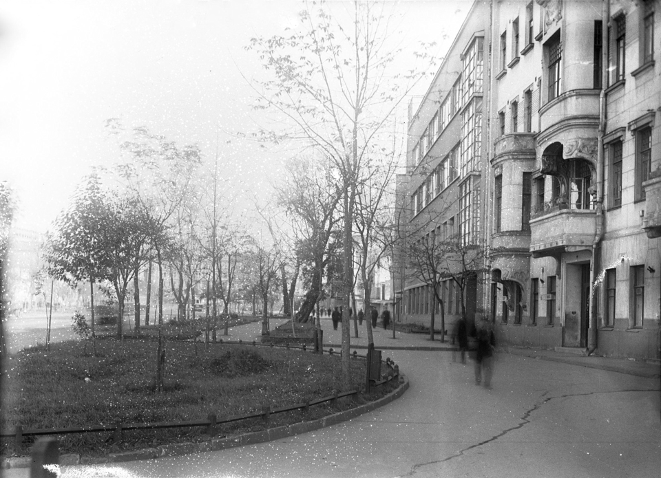 Фотопластинка. Четная сторона Большой Садовой – дома № 10 и 14. [1933-1935 гг.]