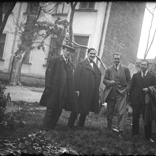 Фотопластинка. Булгаков Михаил Афанасьевич, Долгорукий (Владимиров) Владимир Николаевич, Топленинов Сергей Сергеевич и Васильев Петр Александрович. У дома, где жили Булгаковы. Малый Левшинский пер., 4. 1927 г. Ушакова Н.А.