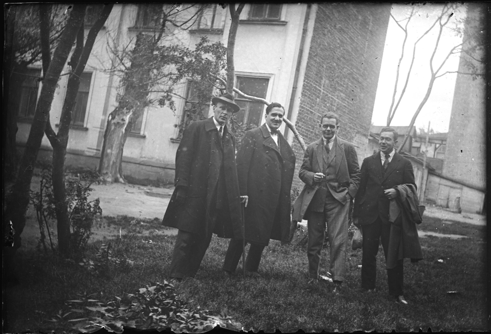 Фотопластинка. Булгаков Михаил Афанасьевич, Долгорукий (Владимиров) Владимир Николаевич, Топленинов Сергей Сергеевич и Васильев Петр Александрович. У дома, где жили Булгаковы. Малый Левшинский пер., 4. 1927 г. Ушакова Н.А.